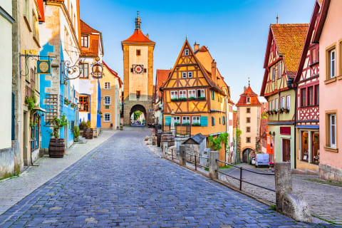 Cobblestone streets and colorful half-timbered buildings aroung Ploenlein Square in Rothenburg ob der Tauber, Gerrmany